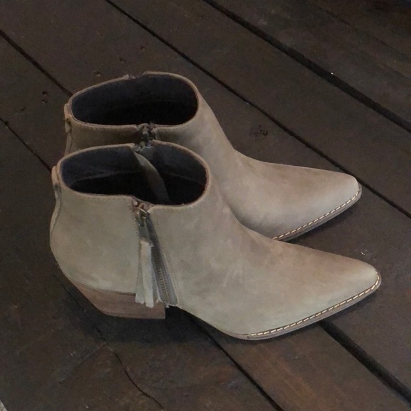 Artisan Shoes - NWOT Pointed Toe Ankle Booties